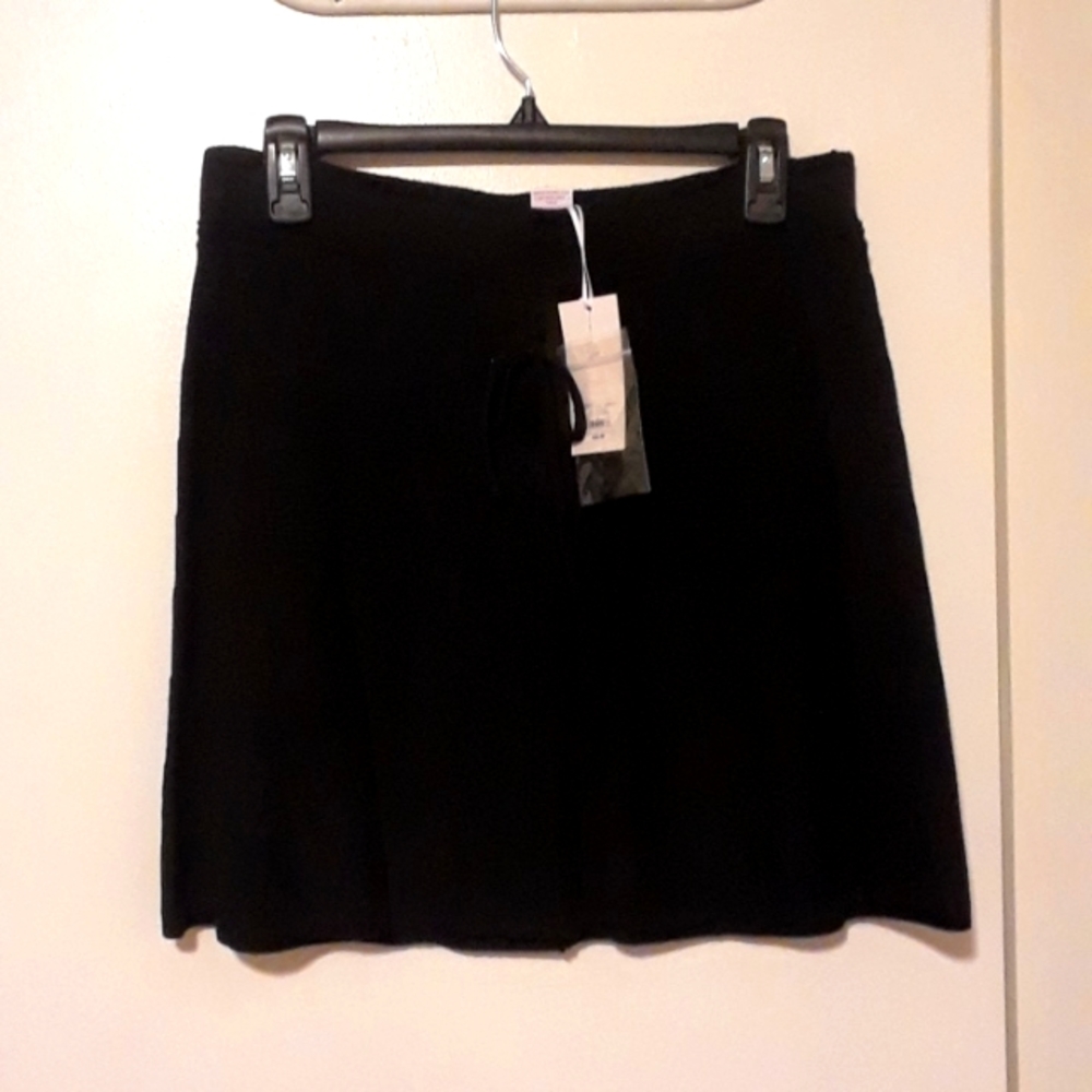 Medium sized black skirt